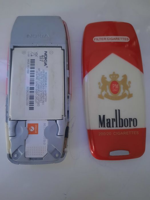 Nokia 3330 com capa personalizada.