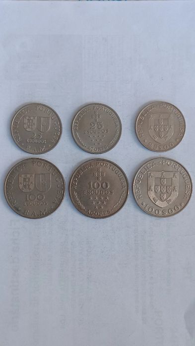 3 conjuntos de moedas de 25 e de 100 escudos