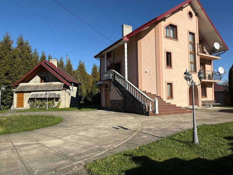 Готельний комплекс у Карпатах з господарською квартирою SB