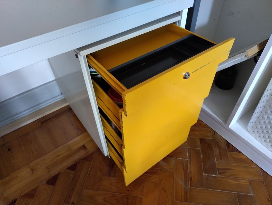 Conjunto secretária, cadeira e lâmpada de escritório