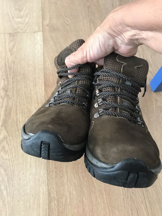 Bota/tênis para caminhada e passeio