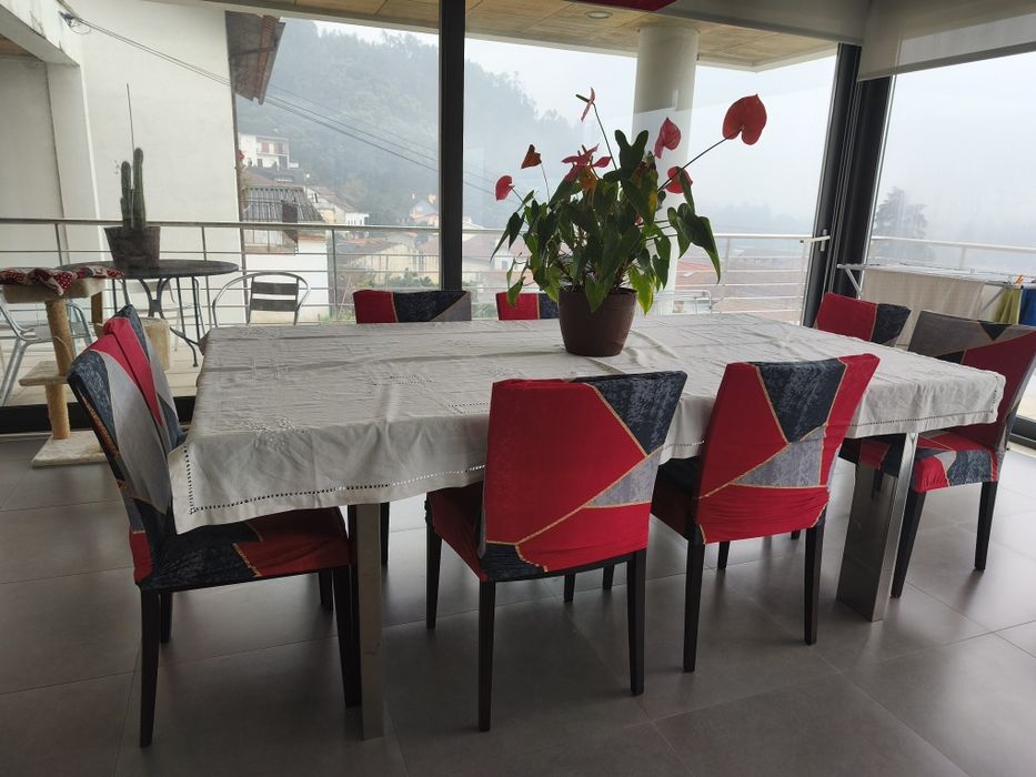 Mesa de jantar e cadeiras