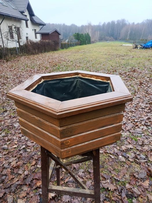Sprzedam drewnianą donicę