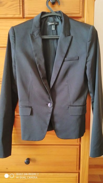 Blazer preto acetinado Mango