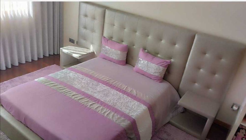 Cama c/ testeira + 2 mesas de cabeceira + acessórios.