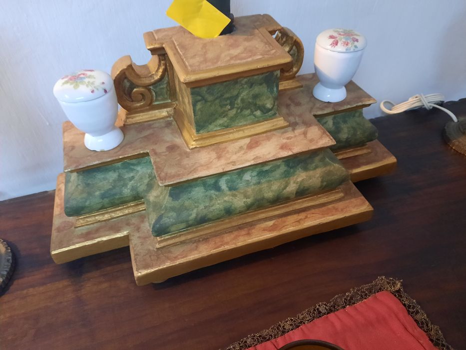 Crucifixo com base marmoreada