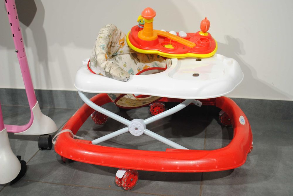 Стільчик для годування Geoby Nectar WPDP та ходунки Joy TK-3601.