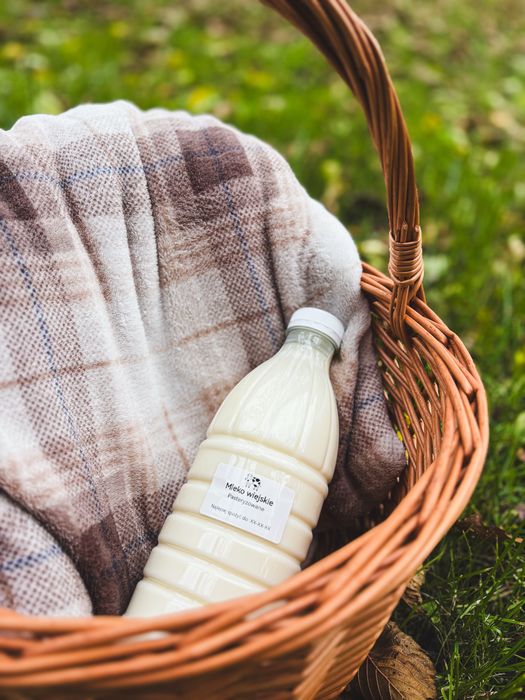 Mleko krowie świeże surowe naturalne BIO ekologiczne rolnictwo