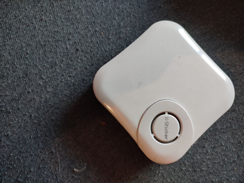 Głośnik bluetooth z przyłożeniem do ściany
