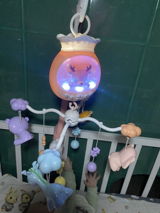 Мобіль у ліжечко на пульті