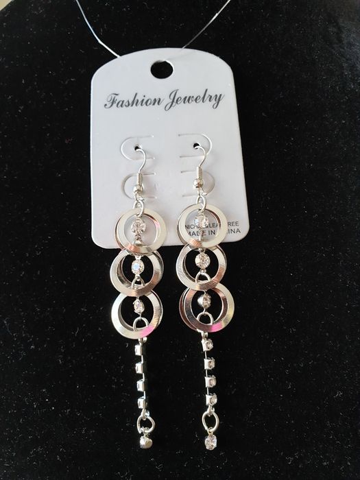 Długie wiszące kolczyki