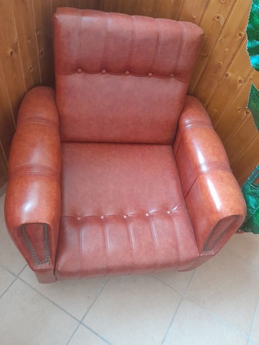 2 Poltronas em napa castanhas