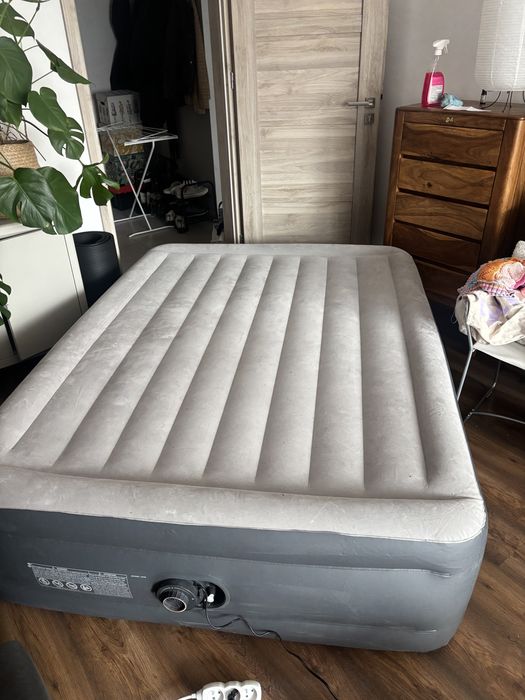 Materac dwuosobowy Intex / pompka elektryczna
