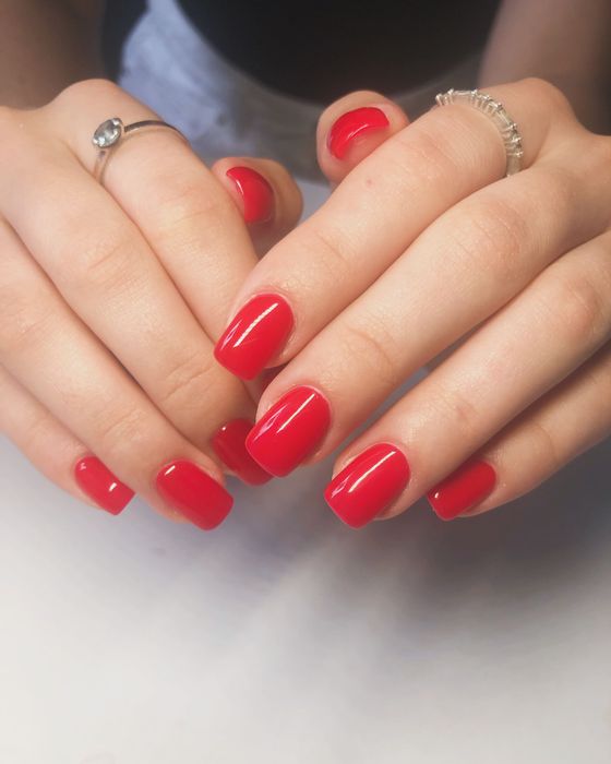 Манікюр- педикюр , фарбування - корекція брів