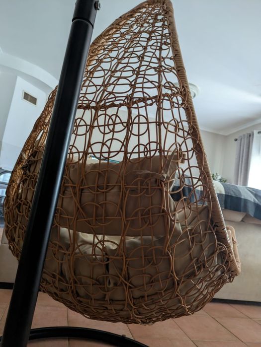 Baloiço suspenso com estrutura metálica e almofadas