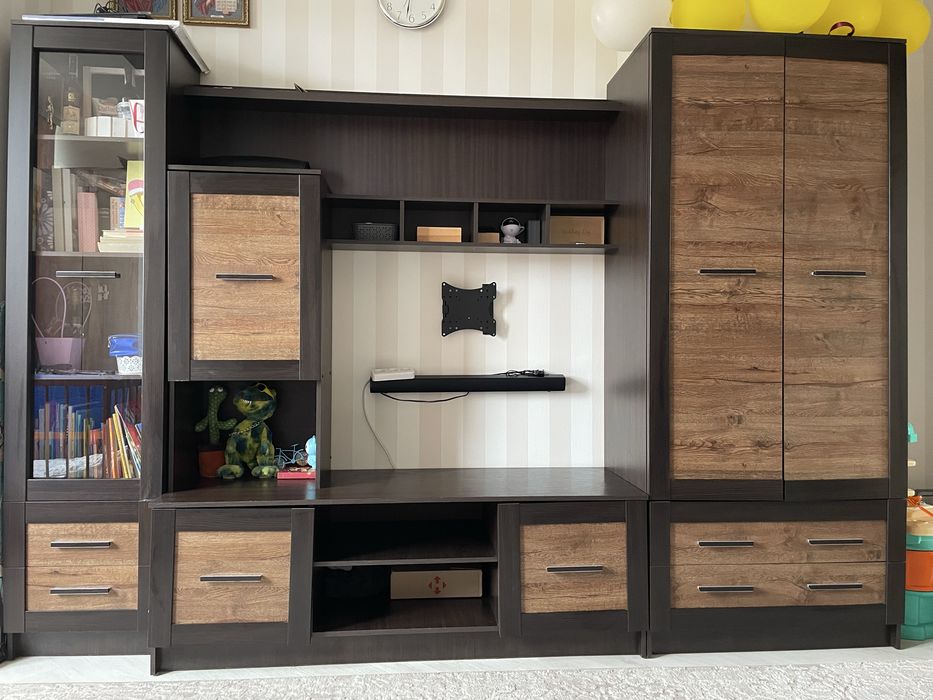 Стінка Каспій з тумбою