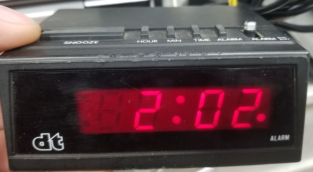 Настільний цифровий будильник
