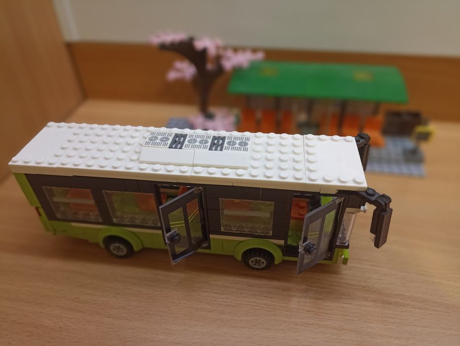 Лего автобус+ зупинка