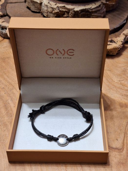 Pulseira One - cor preta - artigo novo