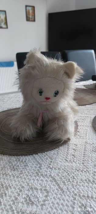 Pluszowy kot z okresu PRL