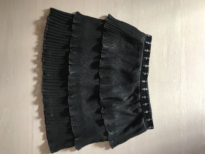 Saia Morgan plissada com brilho