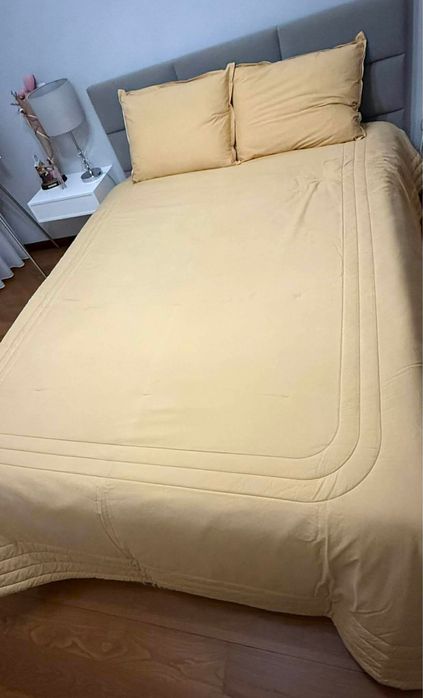 Vendo coberta marca  piubelle medida 2,40 por 2,60 com 2 almofadas