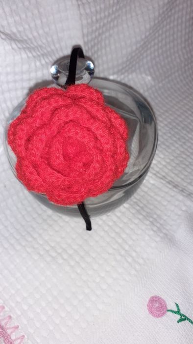 Bandolete com rosa em crochê