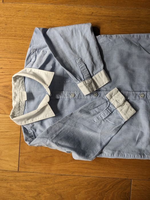 Błękitna koszula z białym kołnierzykiem