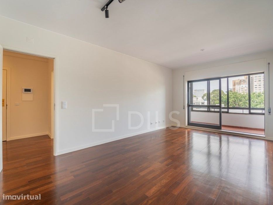 Apartamento T2 renovado para arrendar na Rua São João Bosco