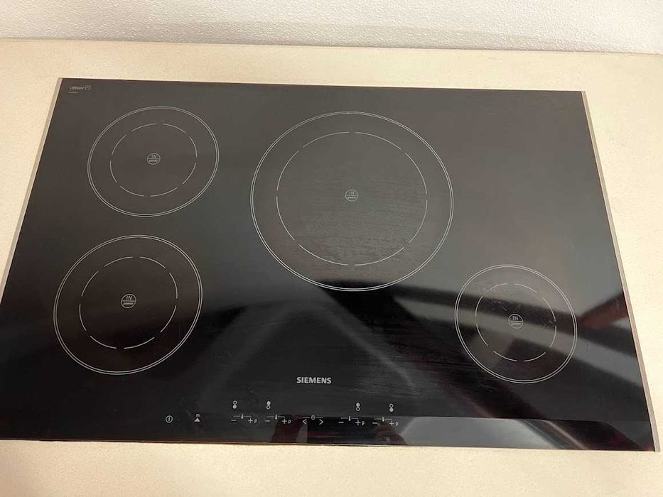 Móvel com placa e forno