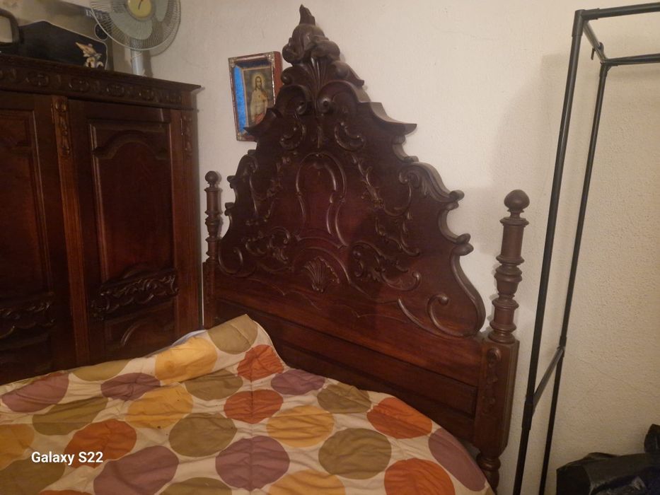 Mobília de quarto com colchão, cama , mesa cabeceira e guarda fatos