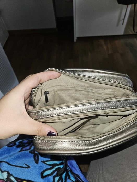 Mała torebka na długim paski na ramię srebrna z kieszonkami pojemna