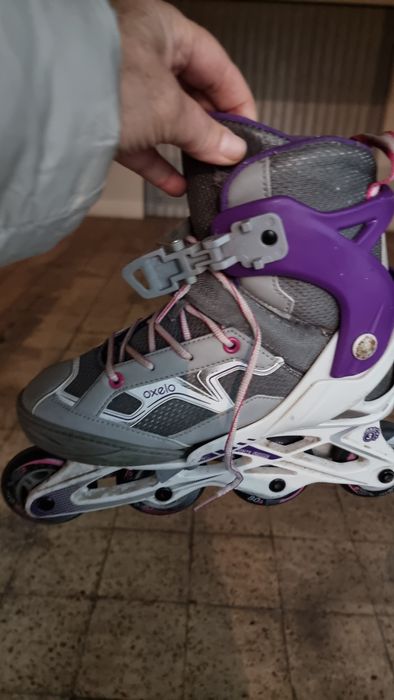 Dois pares de patins em linha