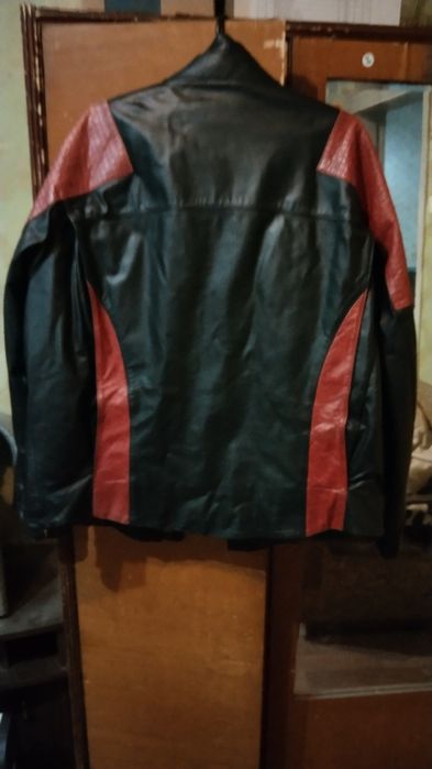 Продам мужскую кожаную куртку. В прекрасном состоянии, цена договорная