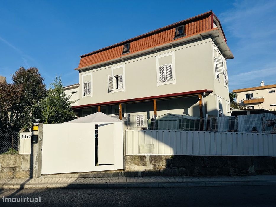 Moradia T3+T2 Bifamiliar para habitação própria ou investimento