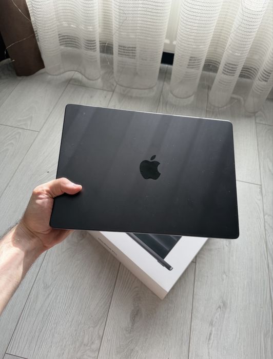MacBook Pro M4 Space Black, 16 GB / 512 GB