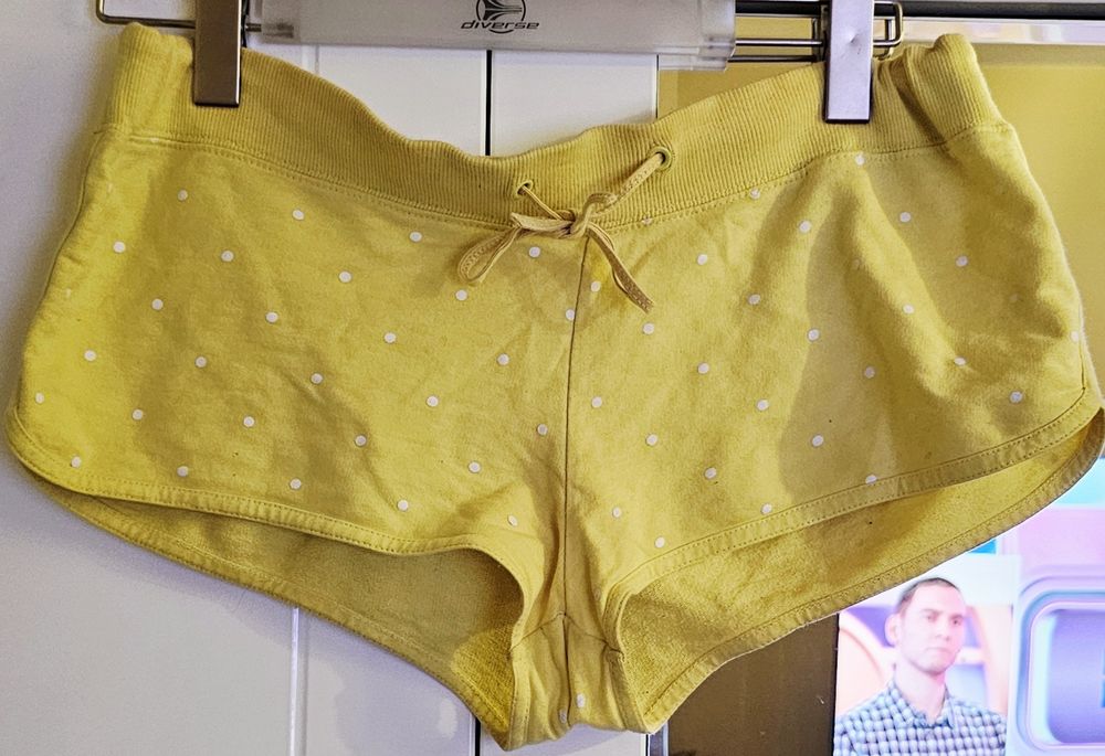 Któtkie żółte krótkie sportowe spodenki, Cropp, rozmiar M/L