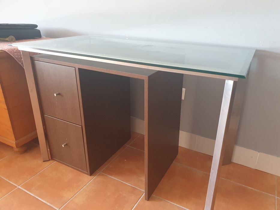 Mesa de vidro com estrutura em inox