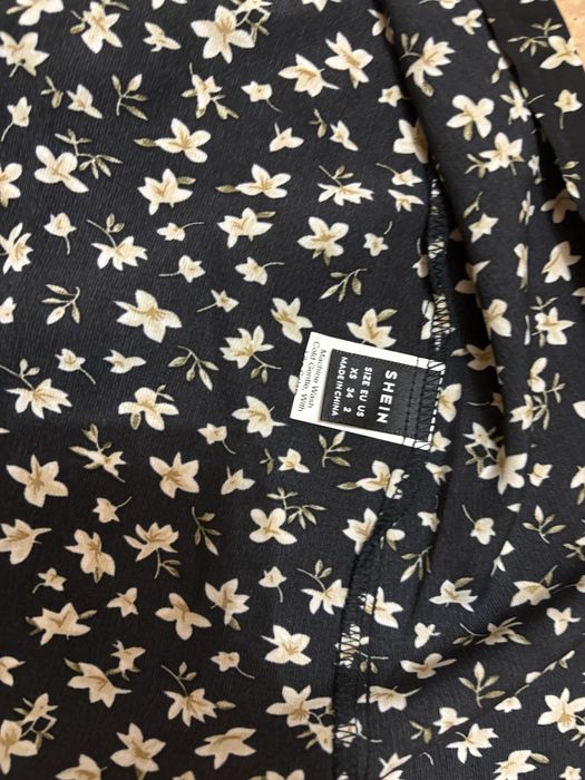 Vendo saia  aberta ao lado marca Shein xs