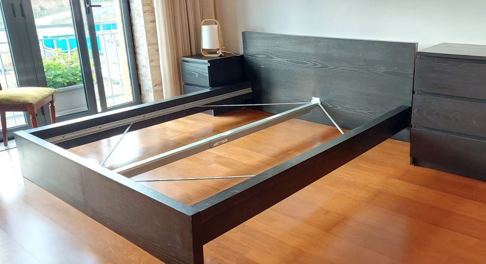 Cama Ikea Comoda e mesa de cabeceira.