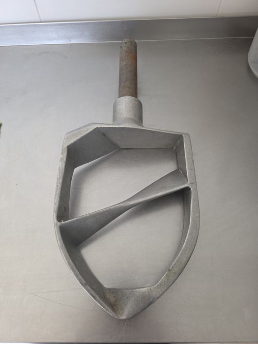 Amassadeira profissional com utensílios diversos