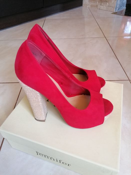 Czerwone szpilki na słupku