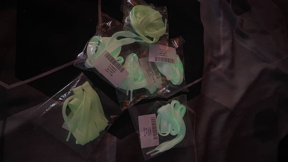 Шнурки светящиеся новые