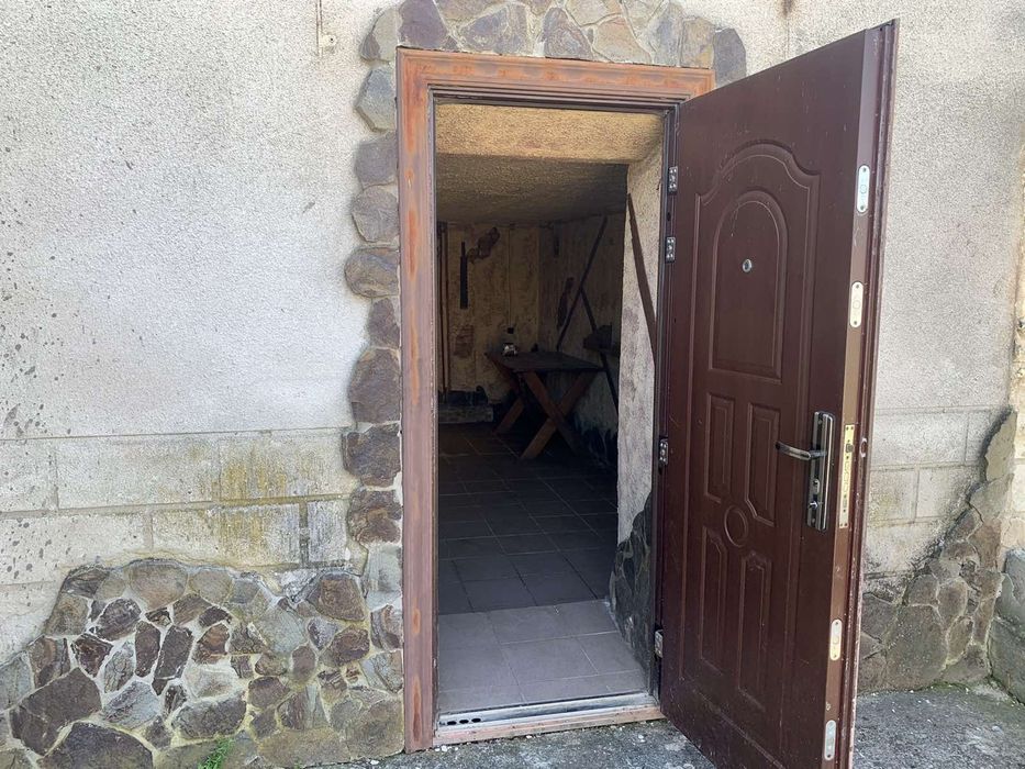 Будівля бувшого магазину з складськими приміщеннями