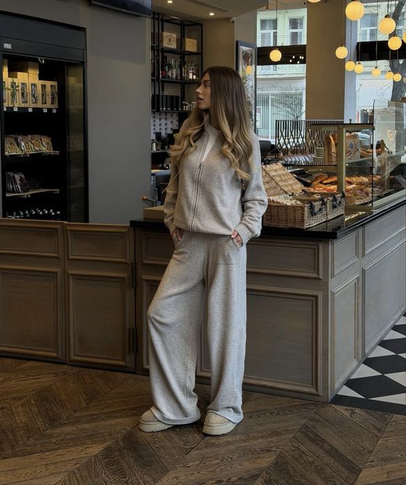 Вовняний трикотажний костюм: брюки + кардиган, бежевий