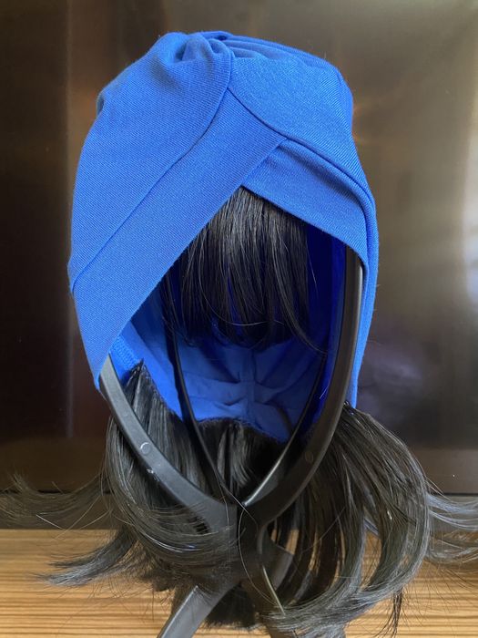 Чалма з пришитим чорним  волоссям і чілкою.