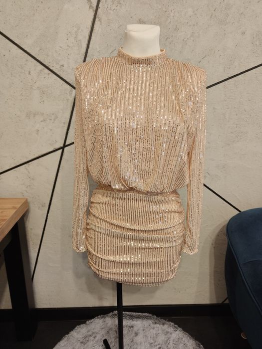 Piękna cekinowa sukienka