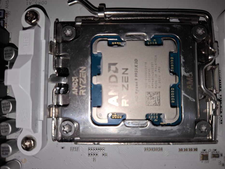 Proceror amd Ryzen 9 9950 3D I Gigabyte X870