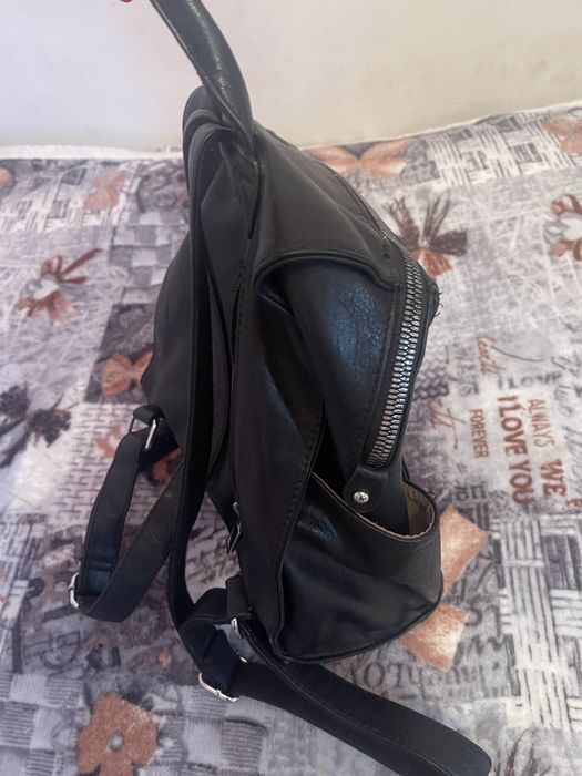 Mochila preta com um fecho grande