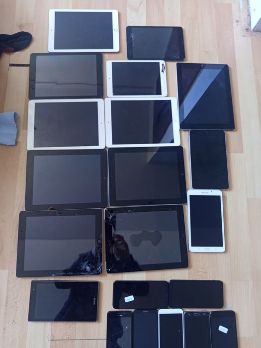 Sprzedam iPad i telefon komórkowy uszkodzone na zdjęciu